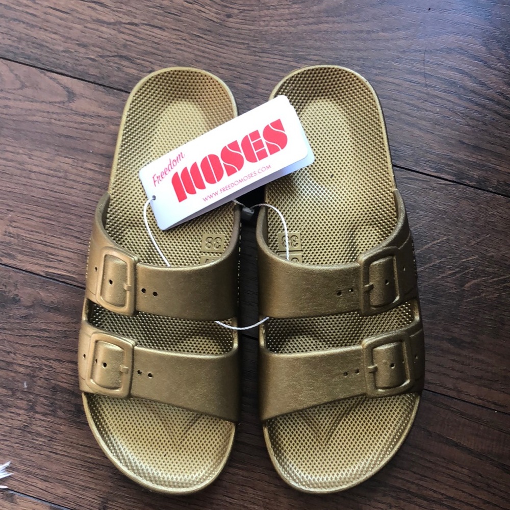 NWT never worn Freedom Moses in GOLDIE.